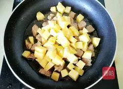 Illustration of how to make curry beef rice 13