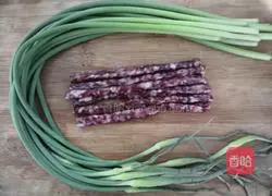 Illustration of how to make fried sausage with garlic sprouts 1