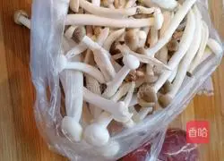 Illustration of how to make stir-fried crab-flavored mushroom lean meat 1