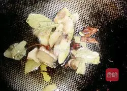 Illustration of how to make stir-fried old duck, tea tree mushrooms 4