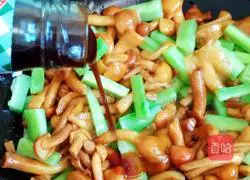 Illustration of how to stir-fry cucumber with slider mushrooms 6