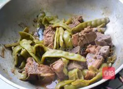 Illustration of how to stew beans with big bones 8