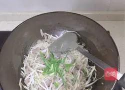 Illustration of how to make stir-fried shredded beef with bean sprouts 8