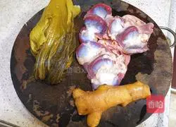 Illustration of how to cook duck gizzards with sauerkraut 1