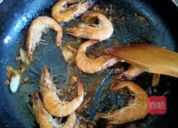 Illustration of how to stir-fry prawns 9