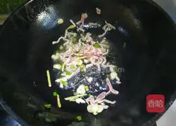 Illustration of how to stir-fry shredded pork with king oyster mushroom 2