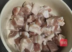 Illustration of a simple and easy way to make pork with dried plums and vegetables 1