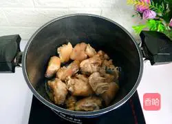 Soybean braised pig's trotters recipe 8