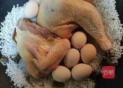 Illustration of how to make country salt-baked chicken 3