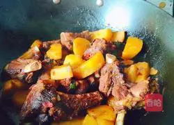 Illustration of how to make pork ribs and stewed potatoes 13