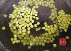 Illustration of how to make fried peas and shrimps 4
