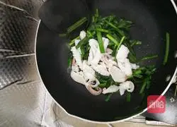 Illustration of how to make stir-fried squid with leeks 5
