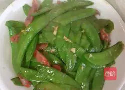 Illustration of how to make fried snow peas with sausage 6