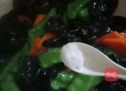 Illustration of how to stir-fry three delicacies 10