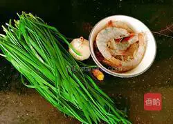 Illustration of how to make stir-fried vannamei shrimp with leeks 2