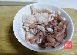 Illustration of how to stir-fry shredded pork with garlic moss 1