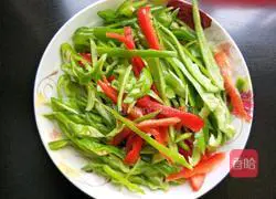 Illustration of how to make fried shredded chicken with double peppers 2