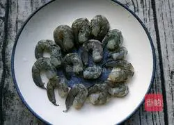 Illustration of how to make fried chive flowers with shrimp 3