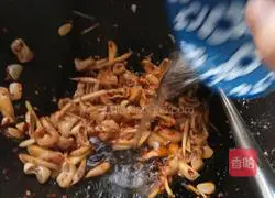 Illustration of how to make spicy and sour sausage 9