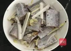 Illustration of how to make fried long fish 1