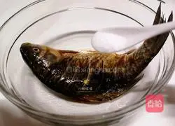 Illustration of how to make crucian carp with chopped pepper 3