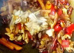 Illustration of how to make Qianjiang chicken offal 12