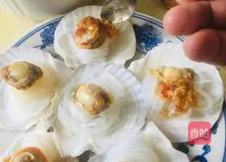 Illustration of how to make steamed scallops with garlic vermicelli 7