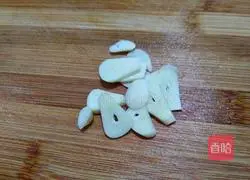 Illustration of how to make stir-fried sausages with lettuce, ginger and carrot 8