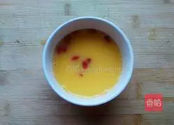Illustration of how to make steamed egg with wolfberry 4