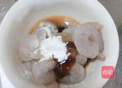 Illustration of how to make asparagus, shrimp and scrambled eggs 2