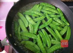 Illustration of how to make fried snow peas with seafood, mushrooms and eggs 5