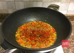 Illustration of how to cook fish with pickled pepper and black bean sauce 10