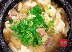 Illustration of how to stew big bones with pickled cabbage 16