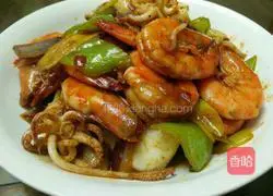 Illustration of how to fry shrimps and squid in oil 3