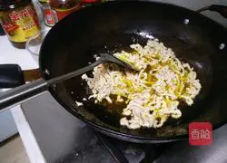 Illustration of how to stir-fry shredded chicken and green pepper 4