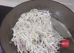 Stir-fried shredded beef with bean sprouts Illustration of how to do it 5