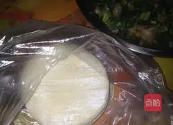 Illustration of how to make leek and pork dumplings 3