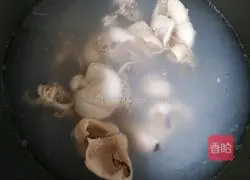 Illustration of how to make stir-fried squid with leeks 6