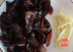 Illustration of how to make stewed chicken with fungus 2