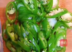 Illustration of how to make green pepper meat slices 3