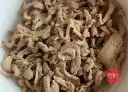 Illustration of how to make fried shredded pork with white jade mushroom 4