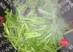 Illustration of how to make shredded pork with garlic sprouts 8