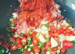 Illustration of Stir-fried Pork with Dougu Chili 4