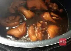 Illustration of braised pig trotters with soybeans 3