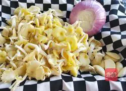 Illustration of how to make golden mushroom fried meat 2