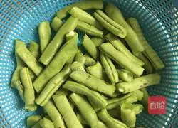 Illustration of how to make fried green beans with bacon 1