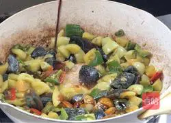 Illustration of how to make fried green tomatoes with preserved eggs 12