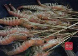 Illustration of how to make salt-baked shrimp 7