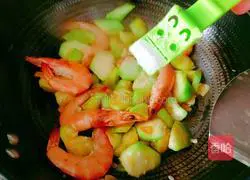 Illustration of how to stir-fry vannamei shrimp with loofah 11