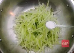 Illustration of how to make scrambled eggs with lettuce 5